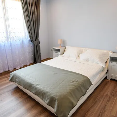 Dinaya Ferienhaus *